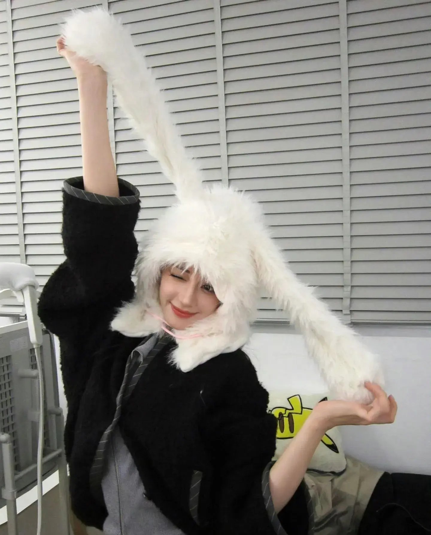 被迪丽热巴惊艳了!兔子头套搭配毛绒外套,精致得像洋娃娃