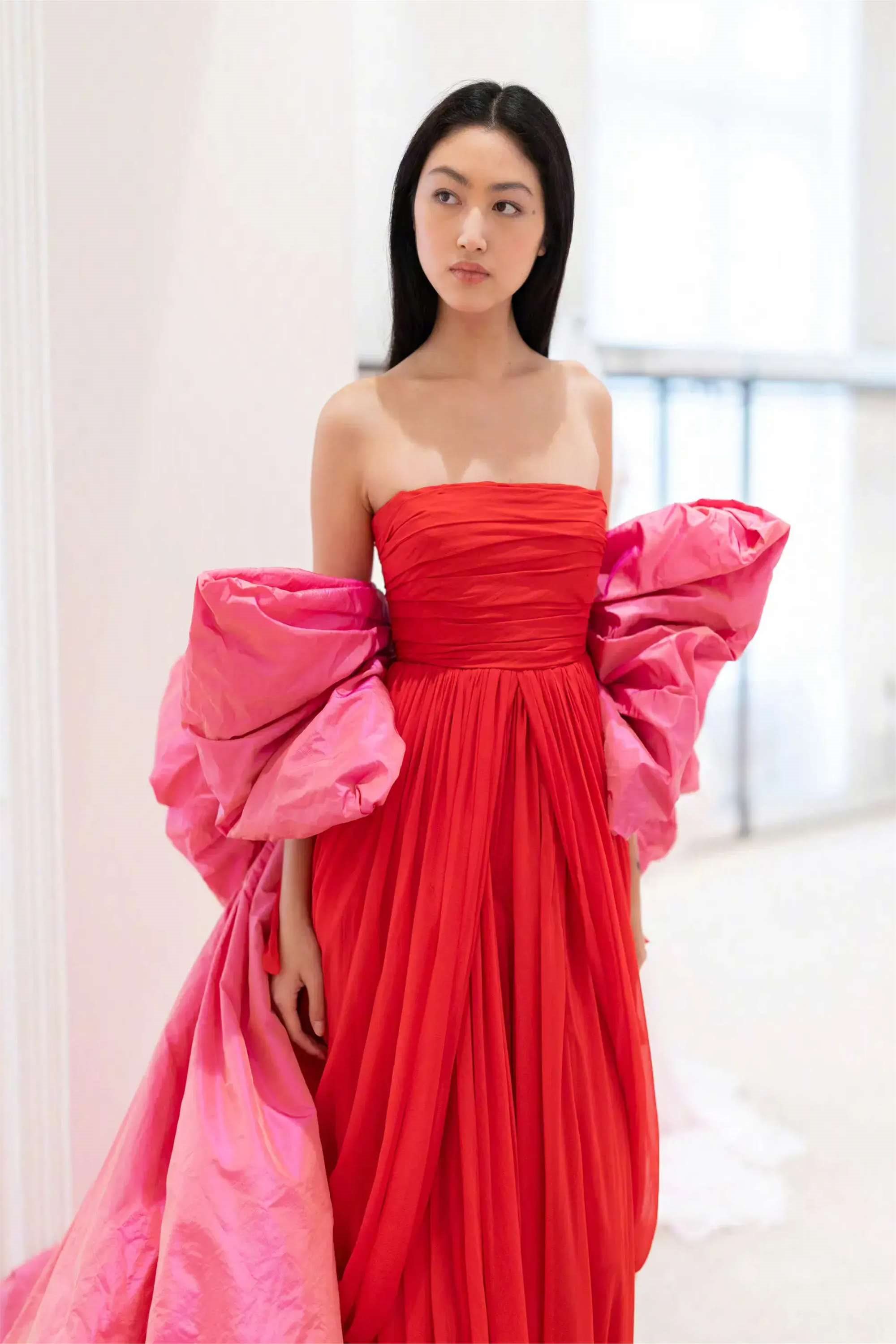 张艺谋18岁女儿出席巴黎名媛舞会舞伴是二哥陈婷终迎高光?