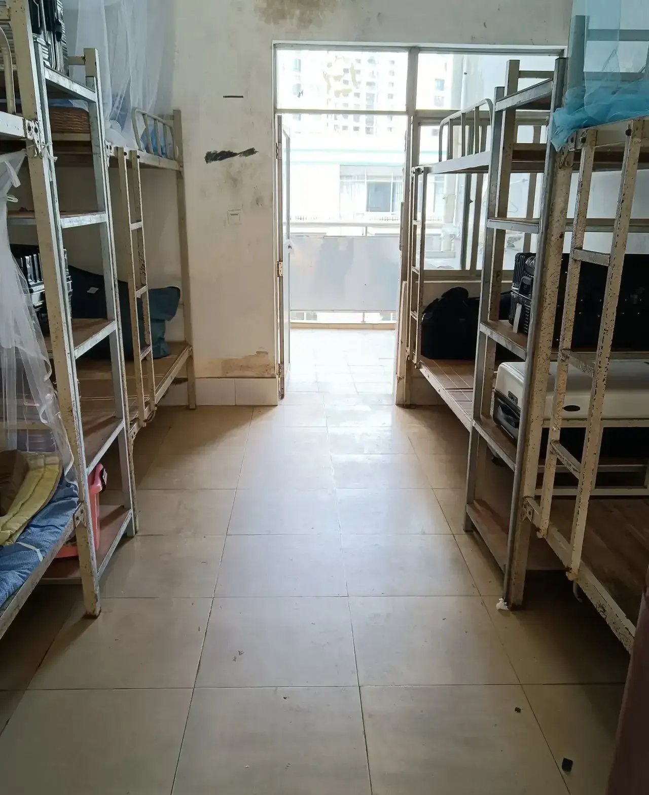 中学宿舍10人间不算少,却有许多方式来解释其正常的住宿条件