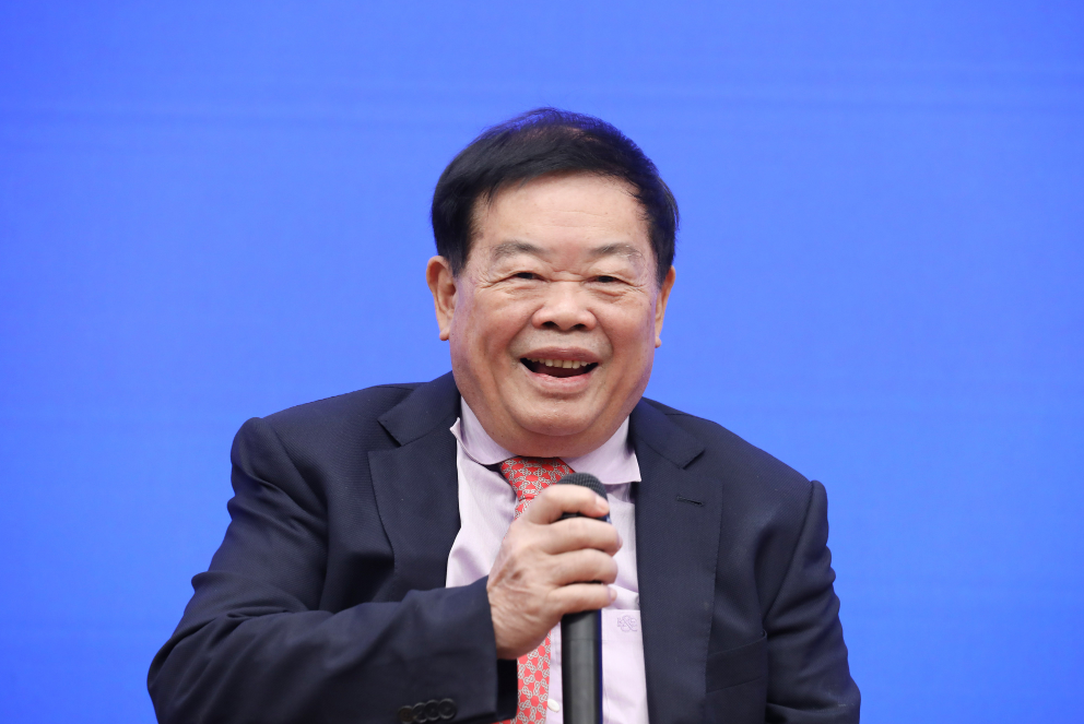 玻璃大王曹德旺:豪宅占地5亩,酒窖藏满了茅台,子女却不愿回家