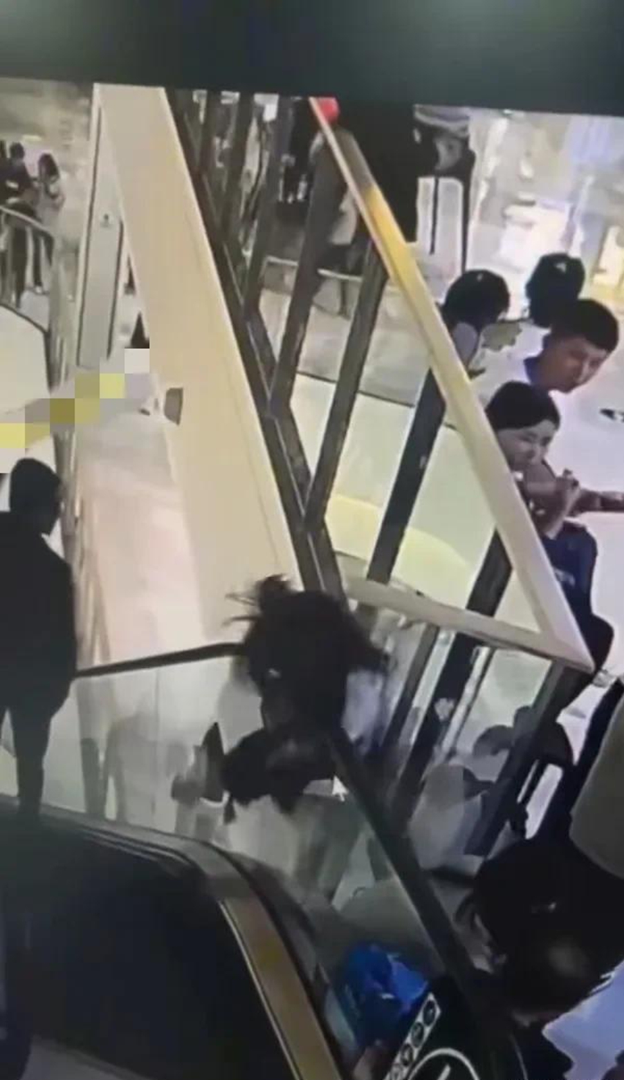 11.16济宁商场女孩靠坐扶梯坠楼身亡事件,家属崩溃