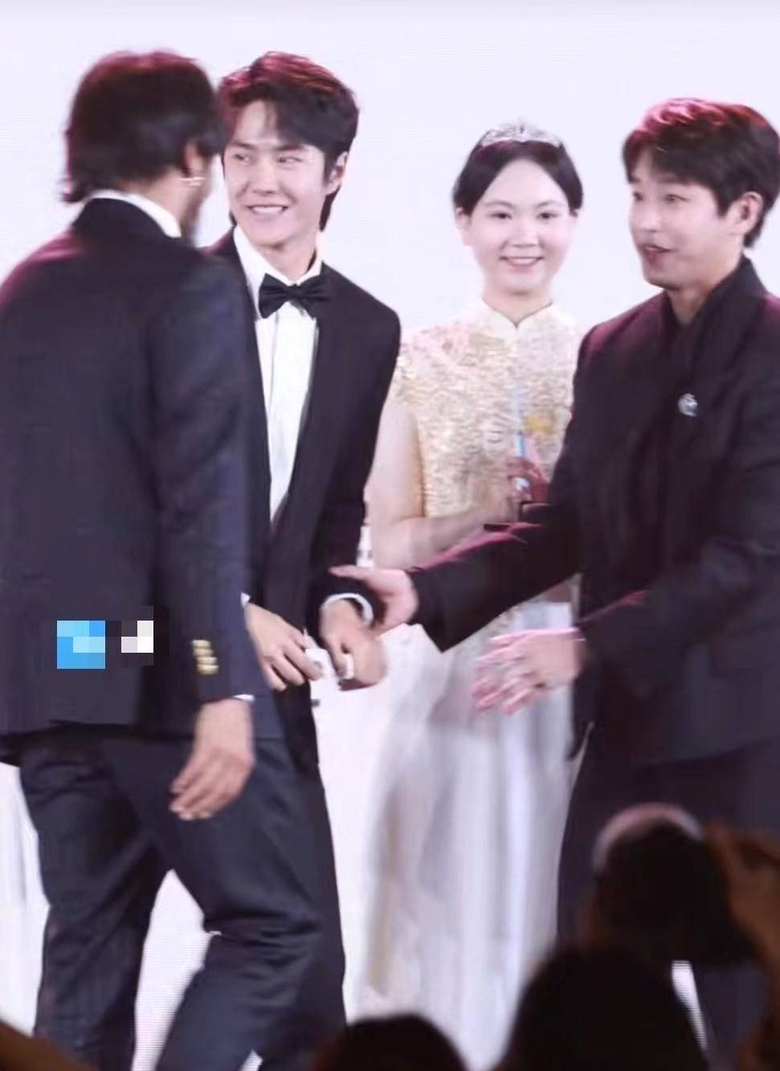 王一博硬汉气场pk彭昱畅萌娃风,金鸡颁奖礼身高对比引爆全场