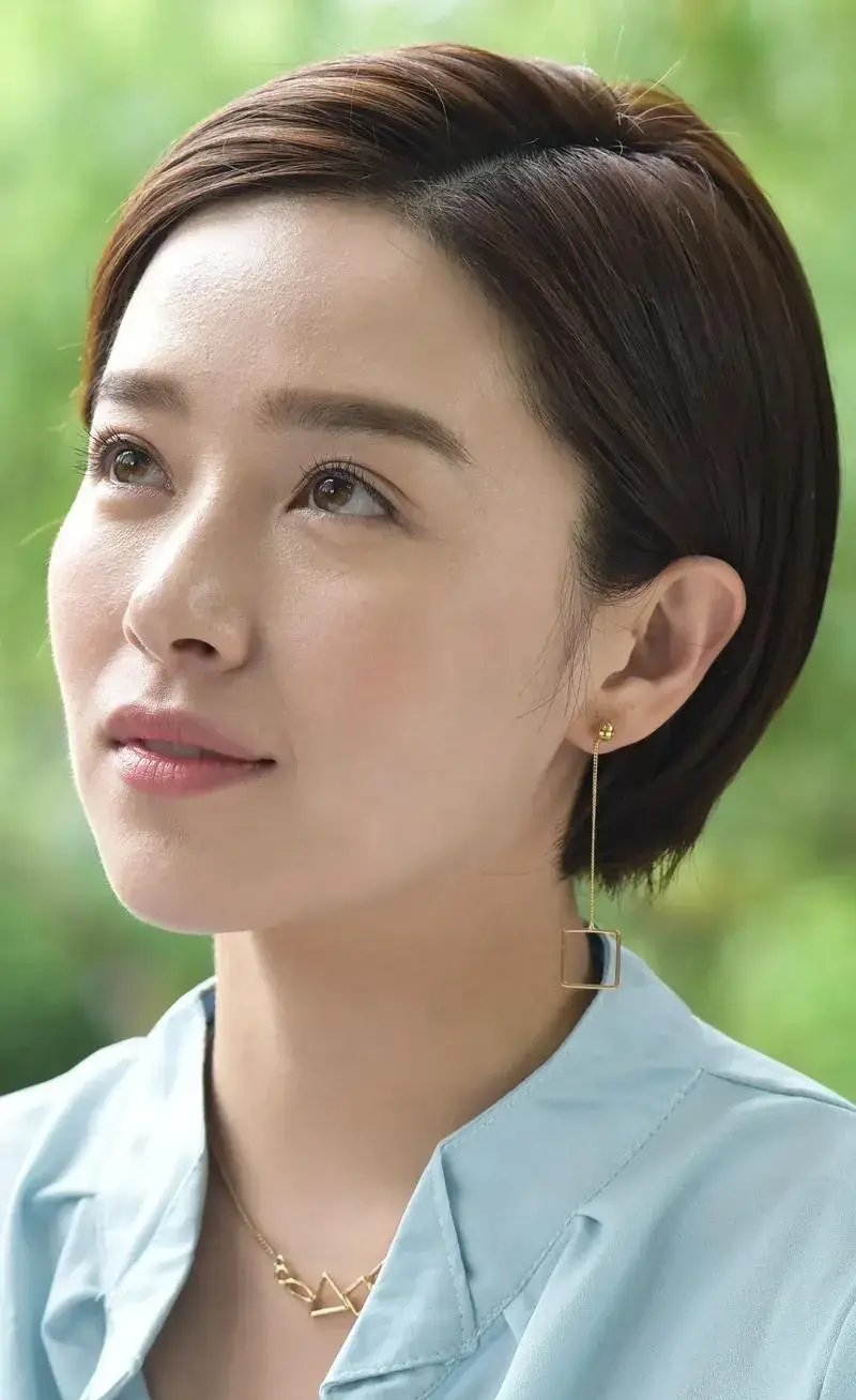 阚清子:从逆境中绽放的璀璨之星破茧成蝶她的故事比电视剧还精彩