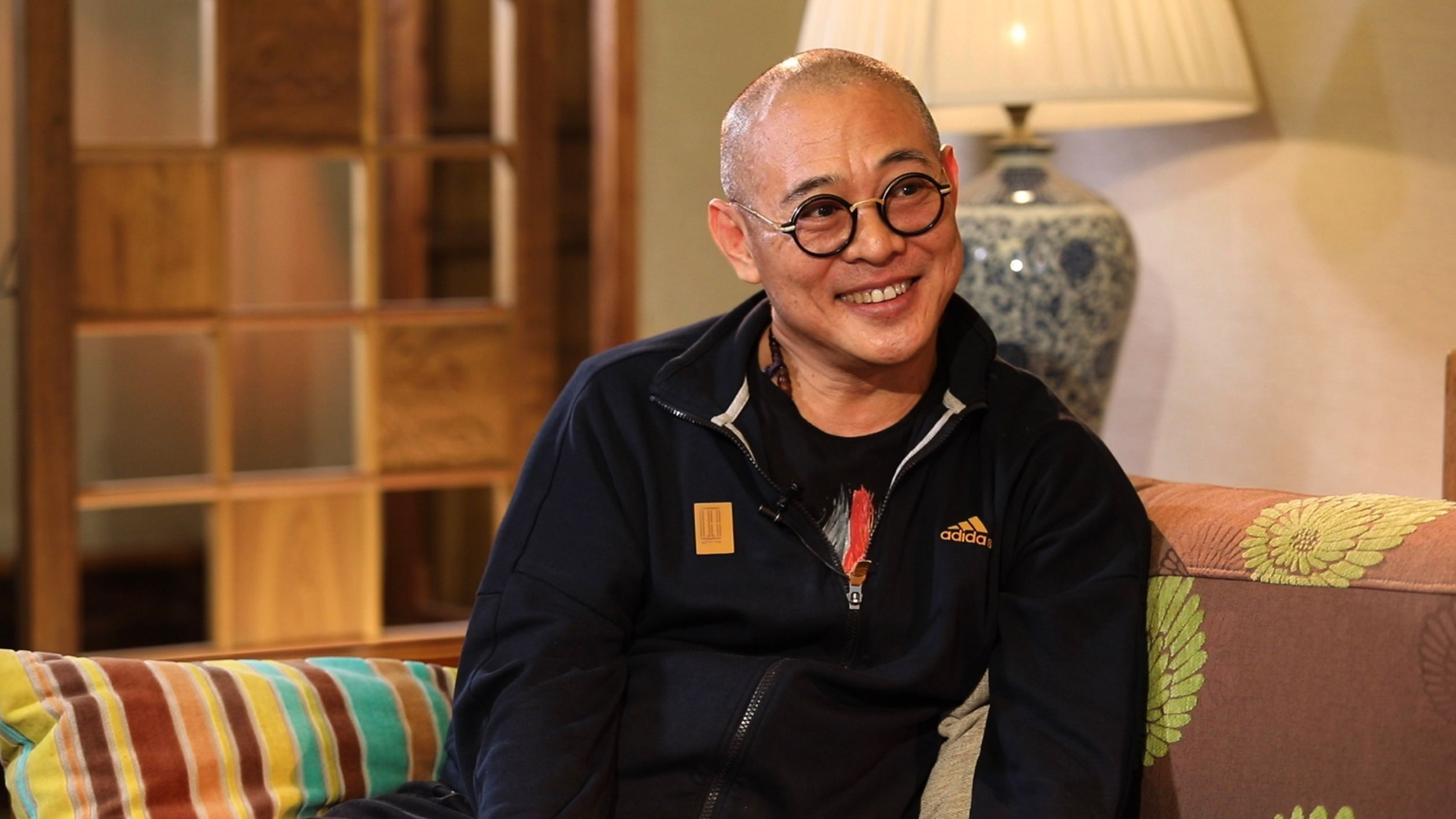 61岁李连杰亮相,状态逆龄!手中天珠引热议称值亿元