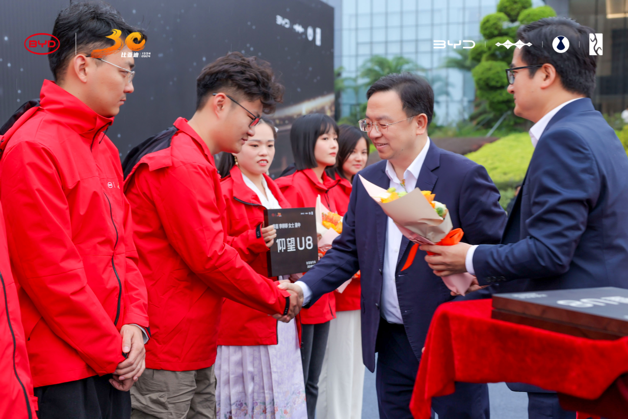王传福给中奖车主交车，30位喜提仰望U8！网友：嫉妒死我了！