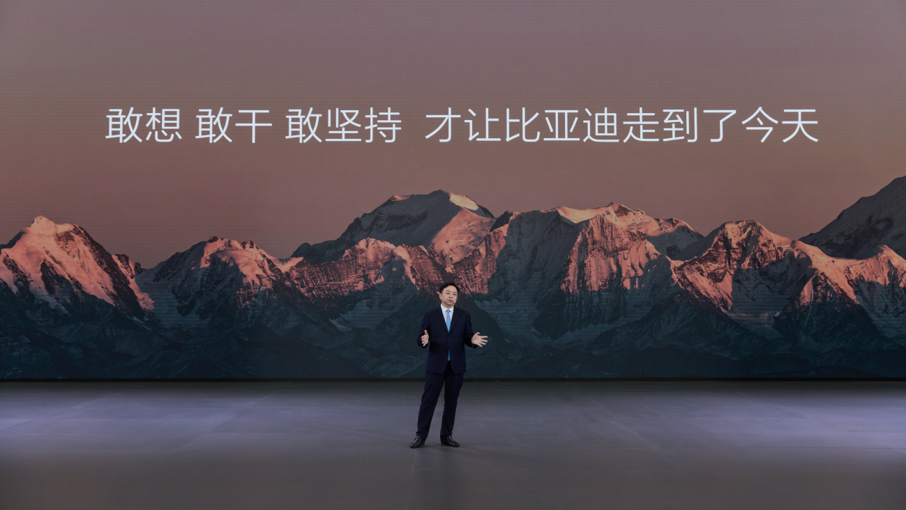 王传福给中奖车主交车，30位喜提仰望U8！网友：嫉妒死我了！