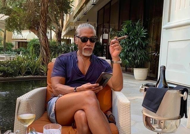 61岁张耀扬被封中老年天花板!银发飘飘,肌肉线条逆龄引热议