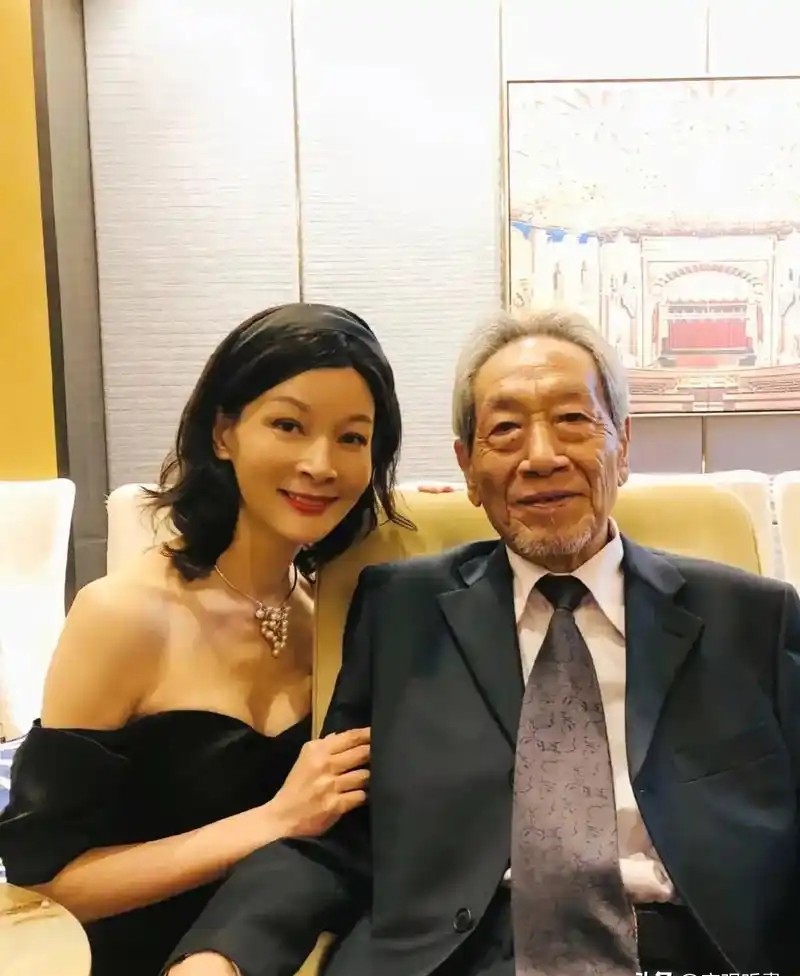 78岁王奎荣白发苍苍,仍需抚养年幼子女与小37岁妻子