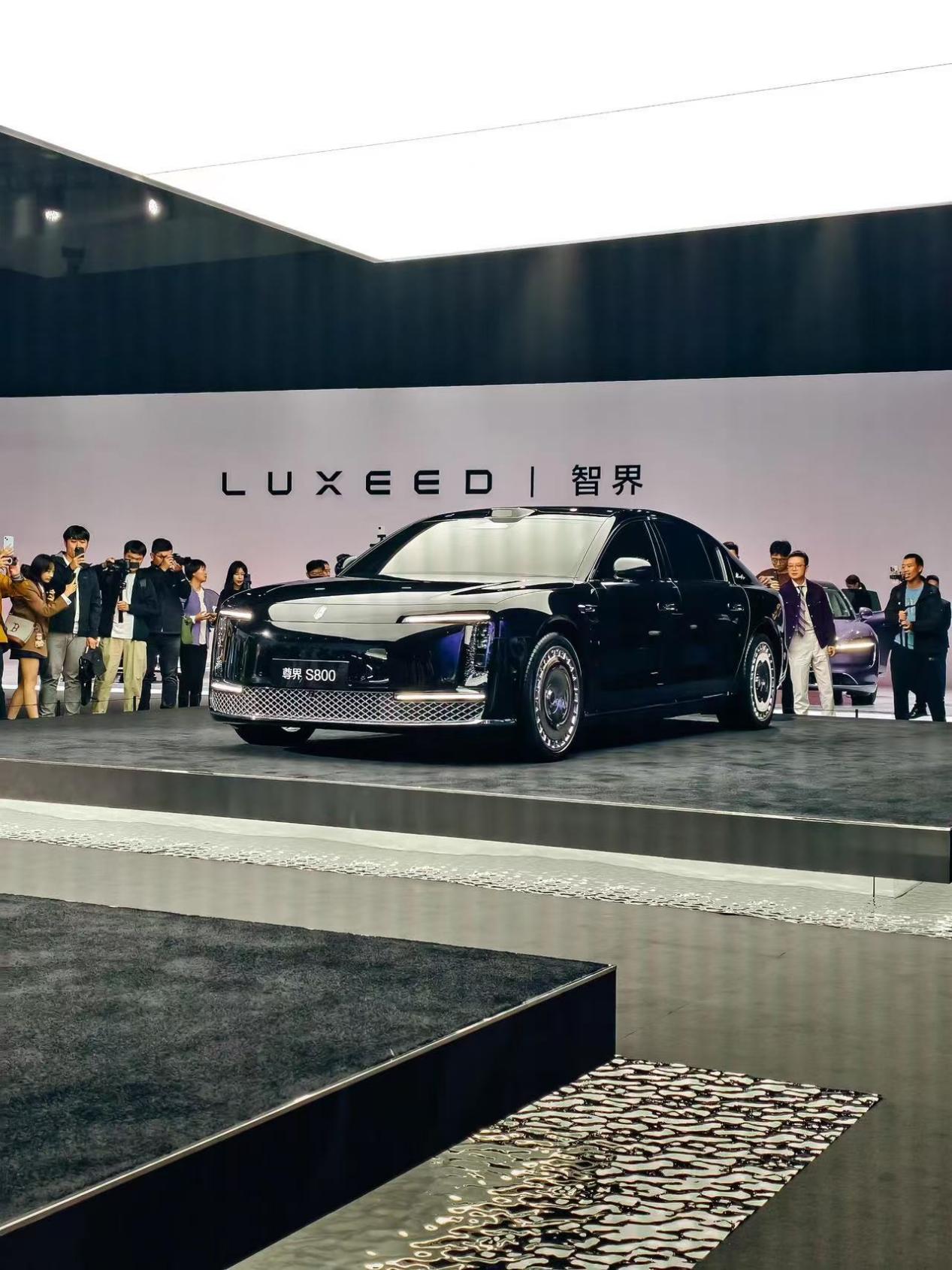 尊界s800定位于豪华d+级别市场全面对标奔驰宝马奥迪的顶级旗舰车型