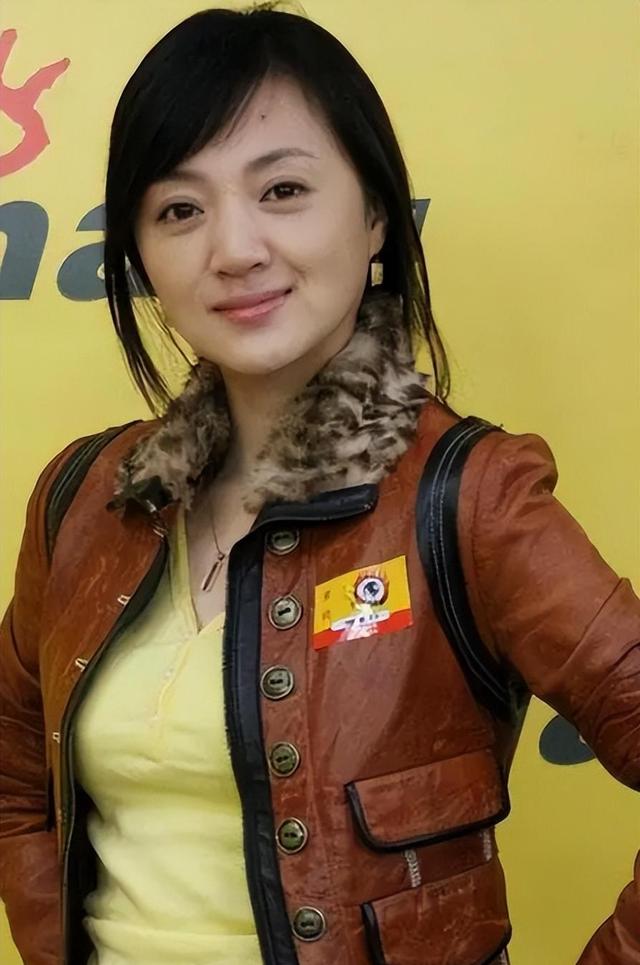 她是冯巩御用老婆,连登五年春晚后精神失常,现在50岁怎样了?
