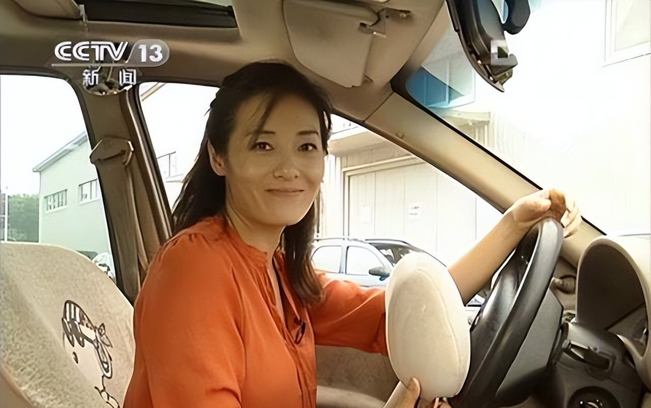 慕林杉紧身背心秀身材,央视主持跨界变身企业高管