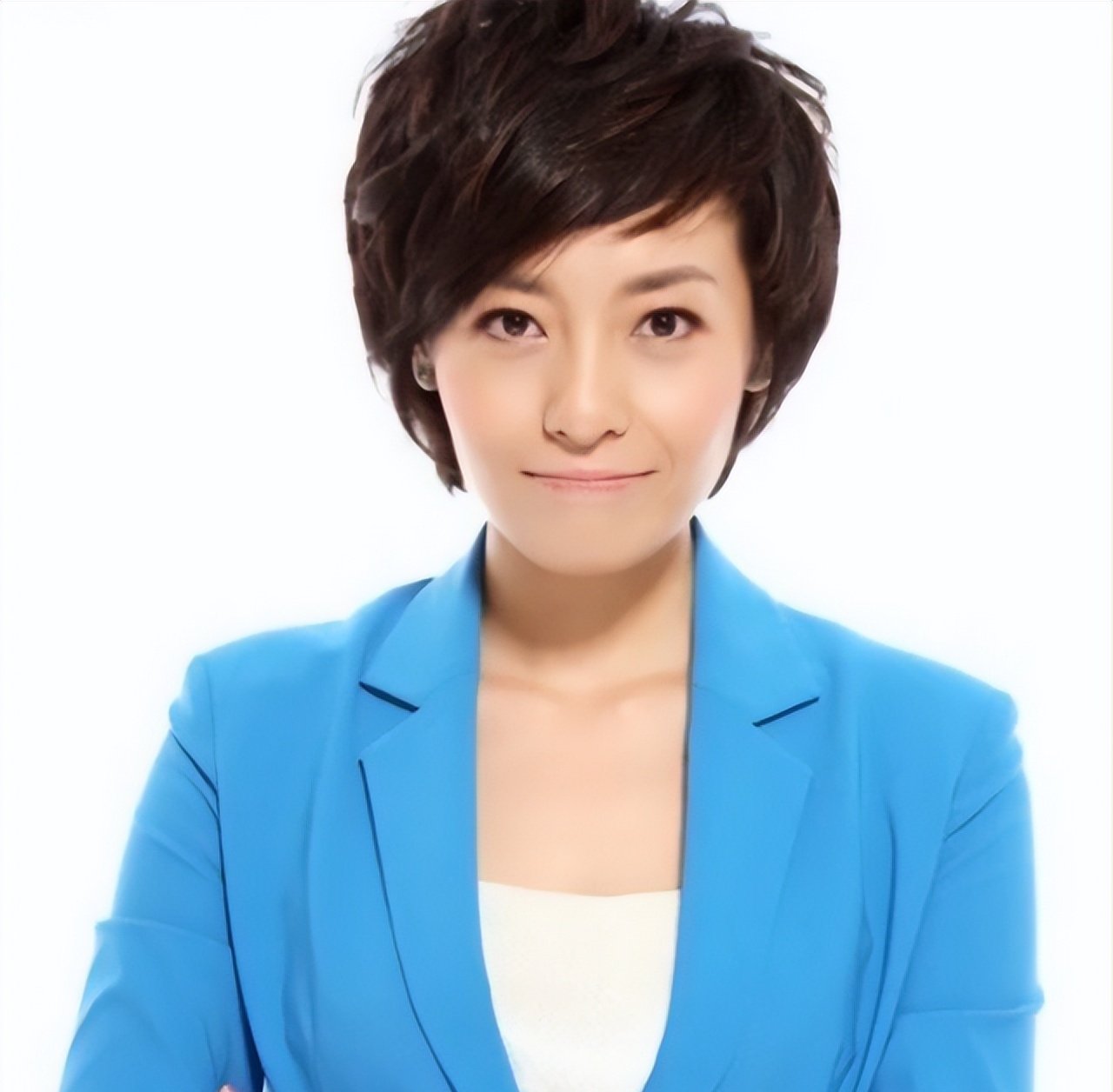 慕林杉紧身背心秀身材,央视主持跨界变身企业高管