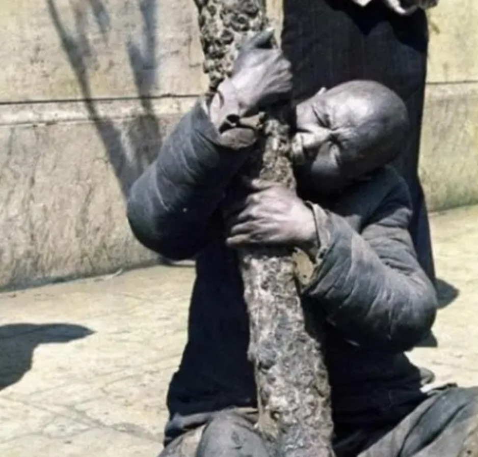 1942年真实画面,河南大饥荒灾民啃树皮吃土,300万人被活活饿死