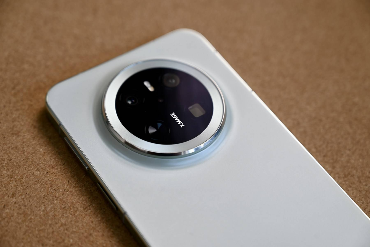 华为Mate 70首销“火爆”，线下排起长龙，但存在一个问题！