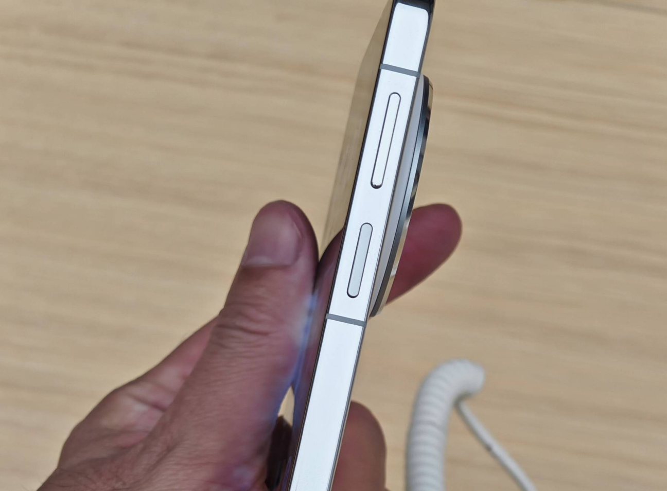 华为Mate 70采用“侧边指纹”，原因曝光！难道是控制成本？