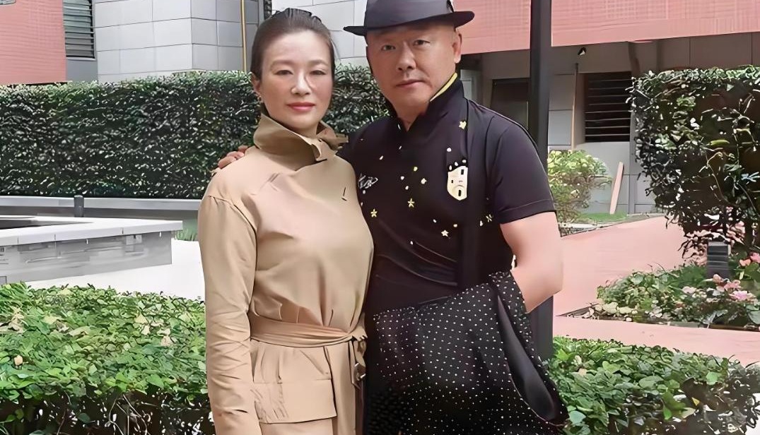 周立波老婆胡洁泳装照图片