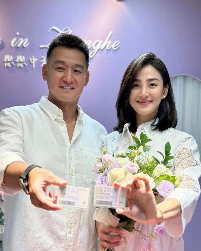 46岁洪小铃官宣结婚和怀孕,双喜临门,老公帅气有点神似杨旭文