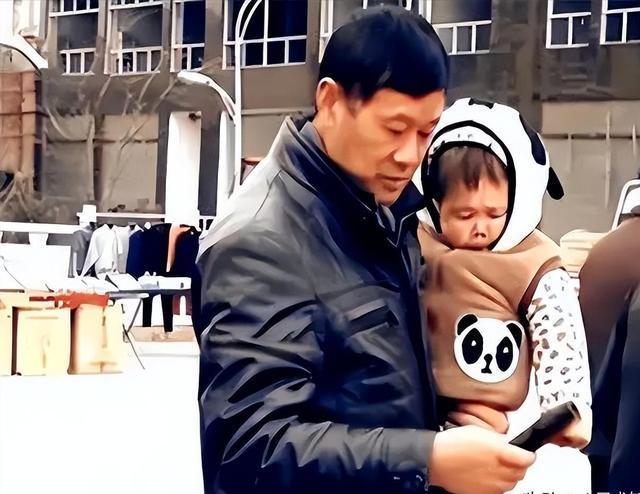 中国袖珍人吴康:年龄33岁,颜值却停在了一岁,他怎么养活自己?