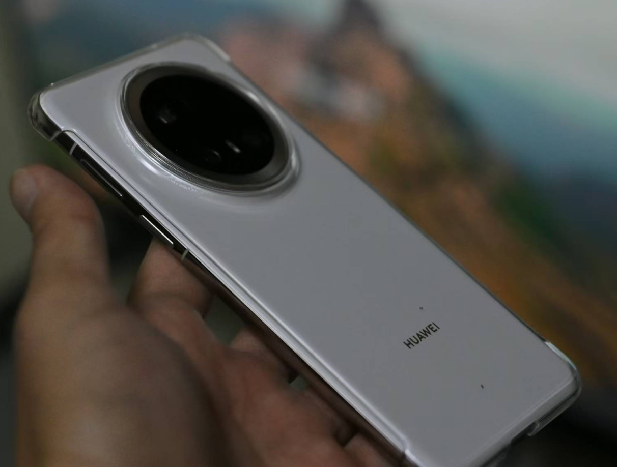 华为开始“出招”，畅销旗舰直降1100元，Mate 70处境尴尬！