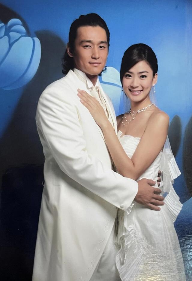 46岁洪小玲官宣结婚怀孕!晒b超照秀恩爱,丈夫年轻时很帅气!