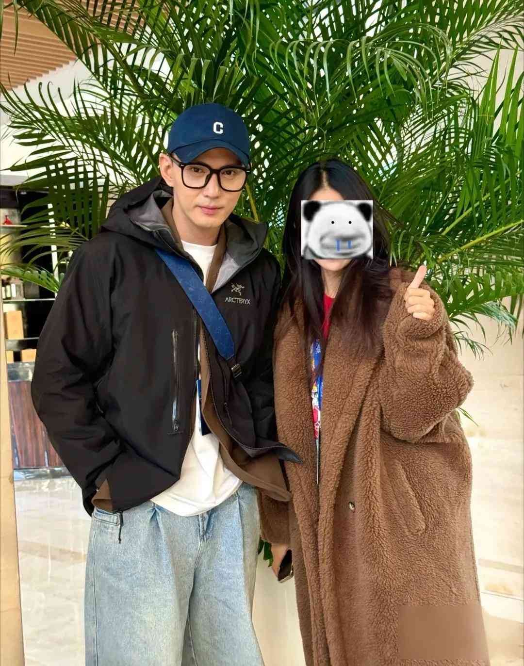 偶遇参加表达培训营的徐正溪,和美女合影,39岁的他素颜状态很好