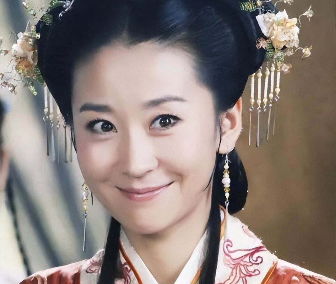 演员苗圃,嫁大19岁富商陈义红,婚后生一男一女,现在幸福美满