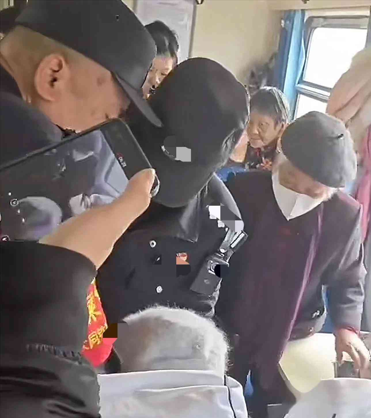 后续女子火车霸座拿刀威胁乘警身份被扒疑似惯犯警方已介入