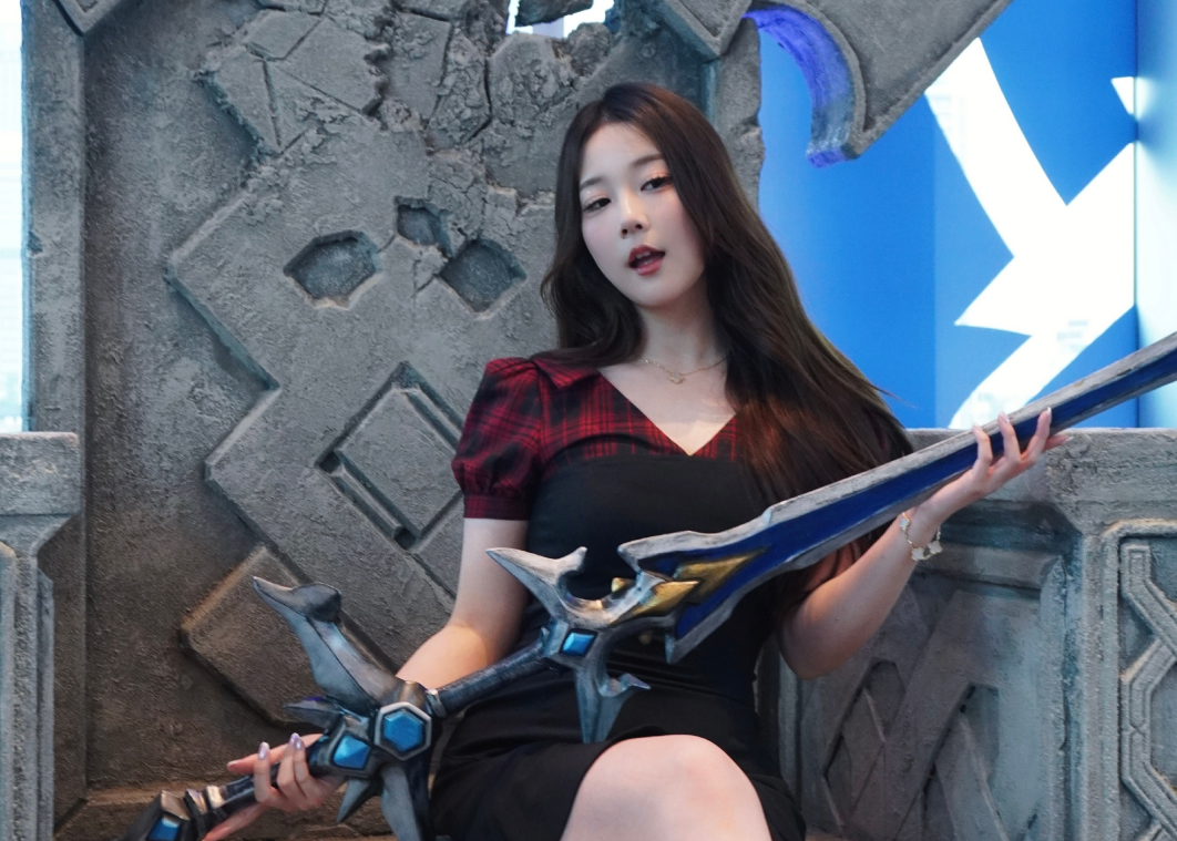 知名女解说开始"麦片"?最高档要100美刀?网友:都是正常照片