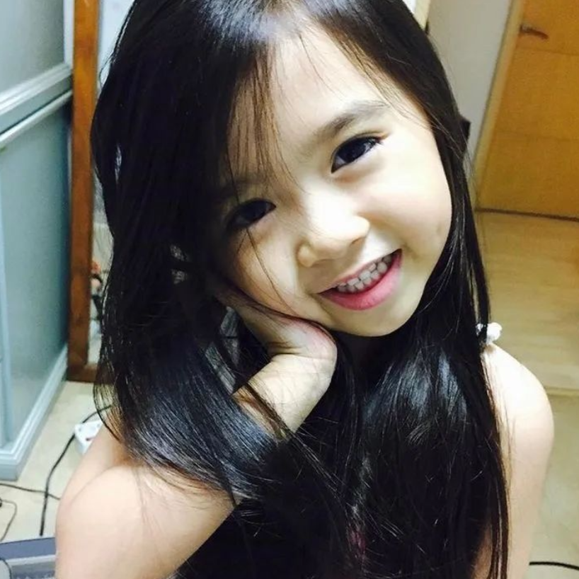 5岁被迪拜富豪"收养",10年前火遍全网的"混血小萝莉"长大了