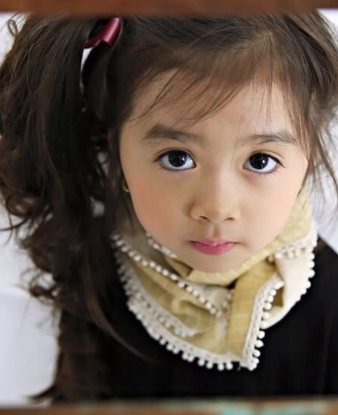 5岁被迪拜富豪"收养",10年前火遍全网的"混血小萝莉"长大了