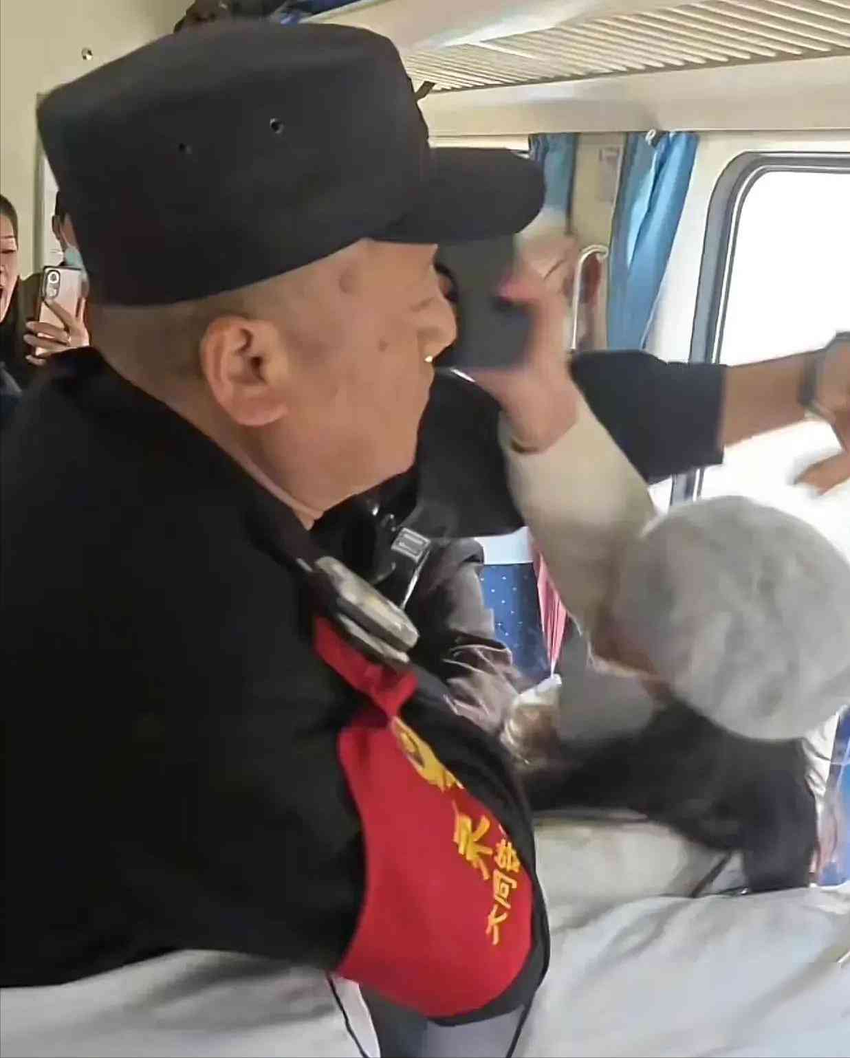 女子霸座后续持刀威胁被带走警方介入知情人曝光身份