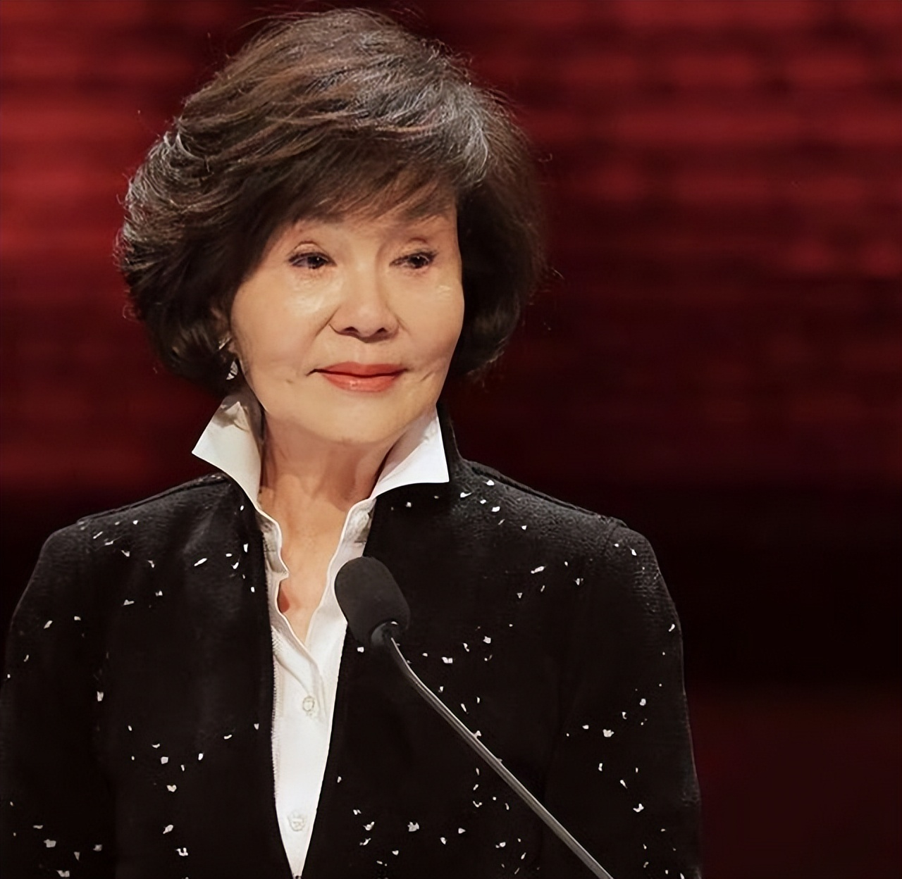著名演员归亚蕾:嫁初恋丈夫恩爱59年,两个女儿都嫁给了外国人
