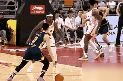 广东男篮四人被罚下,杜润旺连续违体不冷静,吉伦沃特自讨被罚下