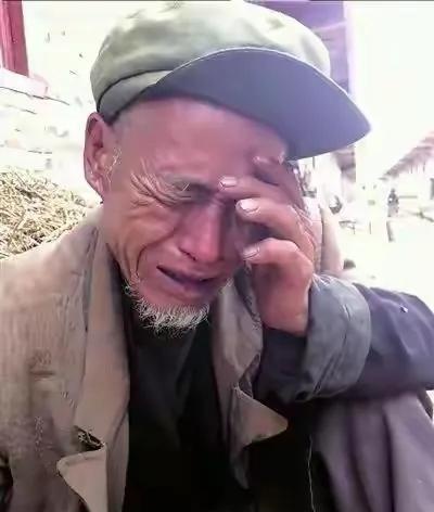 69岁老人哭泣:101岁的父亲,你什么时候离开?你就放过我吧