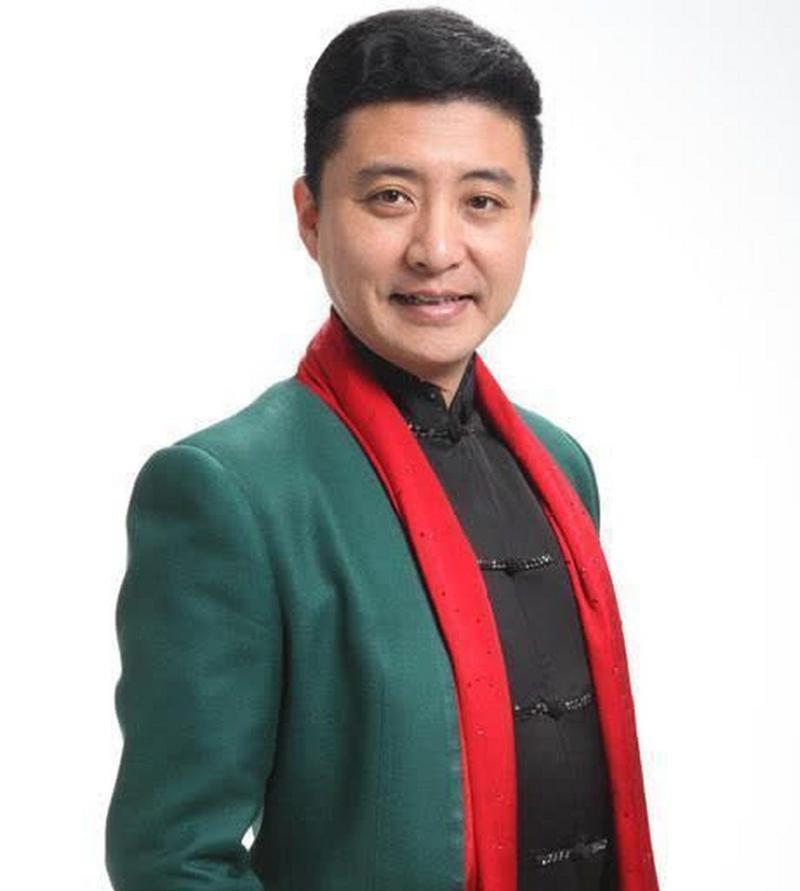 49岁相声演员周炜:白发苍苍,妻子依旧美丽,17岁儿子英俊挺拔