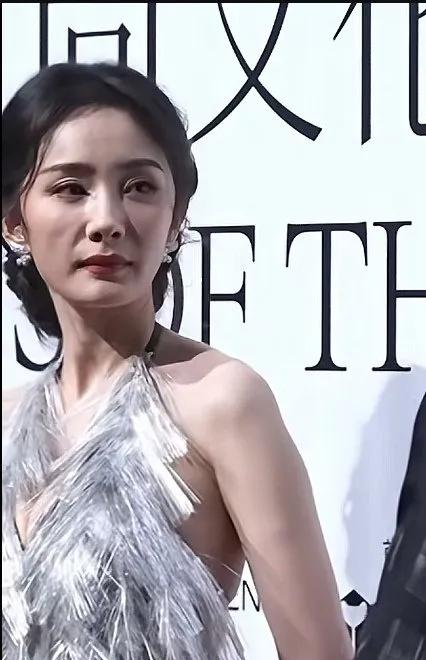 杨幂38岁颜值大变!磨骨拔牙后遗症显老态