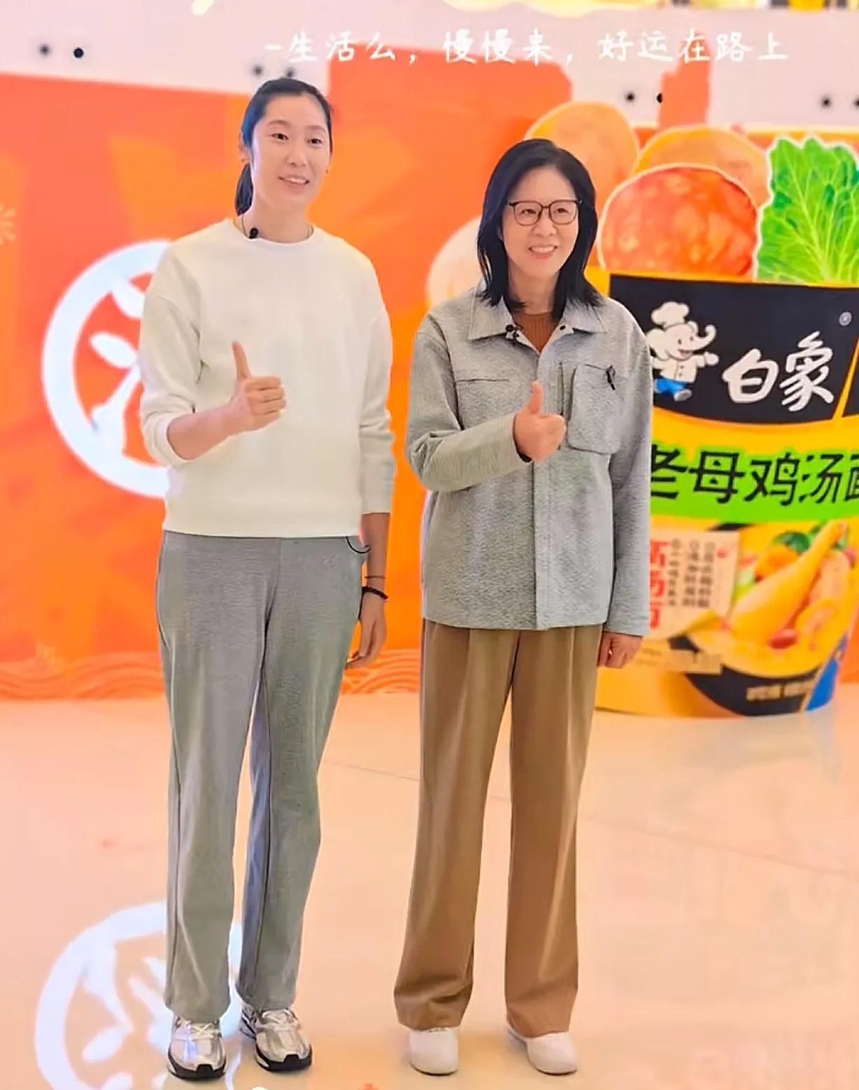 朱婷回国首秀,携手郎平直播引发热烈讨论!