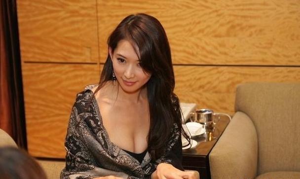 原来50岁"婚姻不幸"的"黑泽志玲",已经走向另一条路