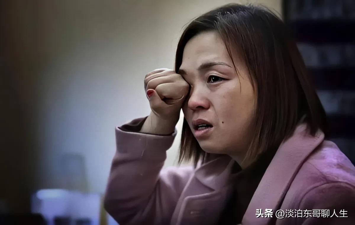 40岁女子相亲失败痛哭,男的凭什么就看不上我!