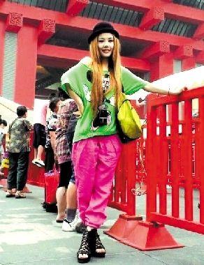 2010年,与母亲双双整容的王贝命丧手术台后,母亲照常接受手术