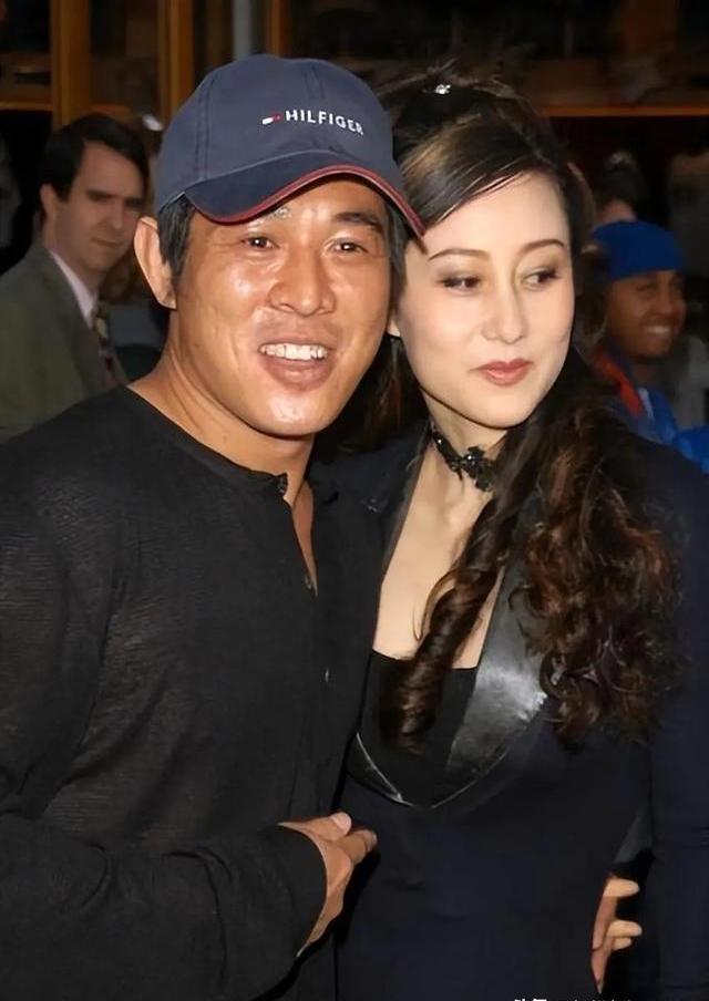 李连杰晒妻子近照!61岁利智略显老态而62岁黄秋燕依旧美艳动人