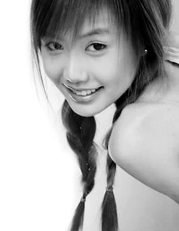 2010年,与母亲双双整容的王贝命丧手术台后,母亲照常接受手术