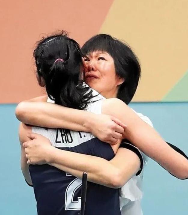 朱婷回国参加品牌活动,郎平,朱婷深情相拥,郎平戴眼镜更显年轻