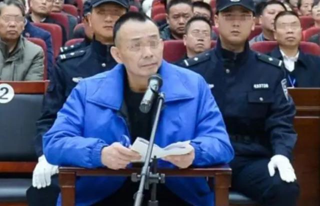重庆最牛的黑老大王平,独霸多年敛财上亿,潜逃18年下场如何?