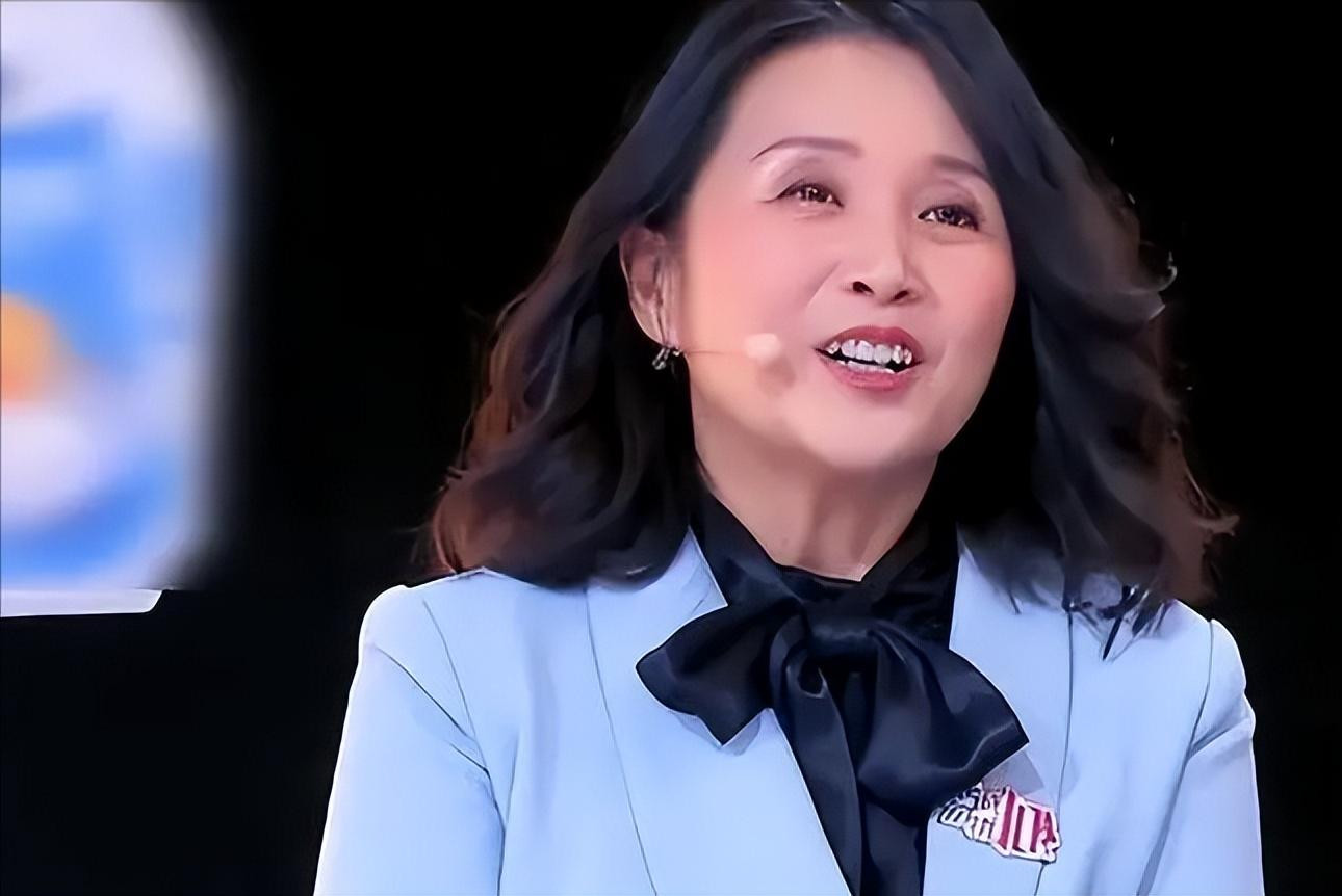 回顾《非诚勿扰》里的黄菡?时隔7年再次露脸,简直判若两人