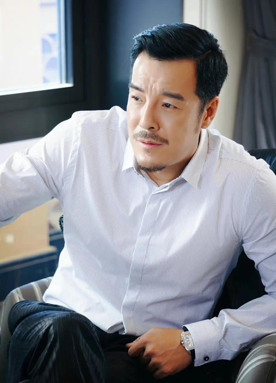 海一天:不靠当领导的父亲,46岁才走红,娶二婚妻子待继子如亲生