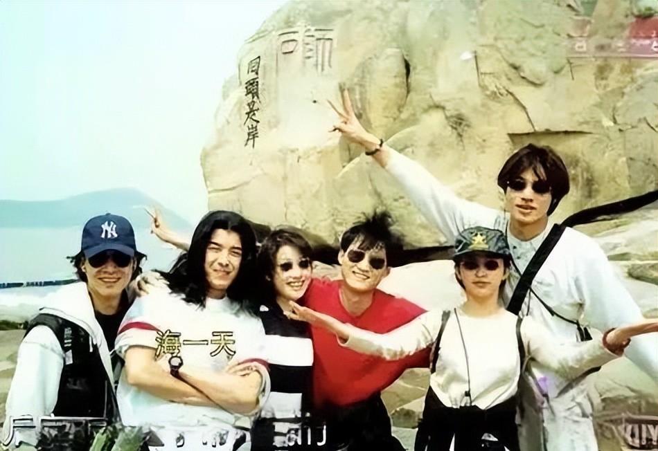 海一天:46岁走红不靠父亲荫庇,迎娶二婚妻子悉心抚养继子如亲子