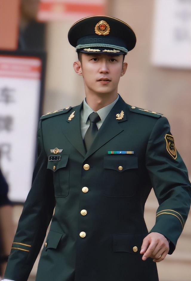 黄景瑜:在娱乐圈"服兵役"的男人,穿上军装到底有多帅?