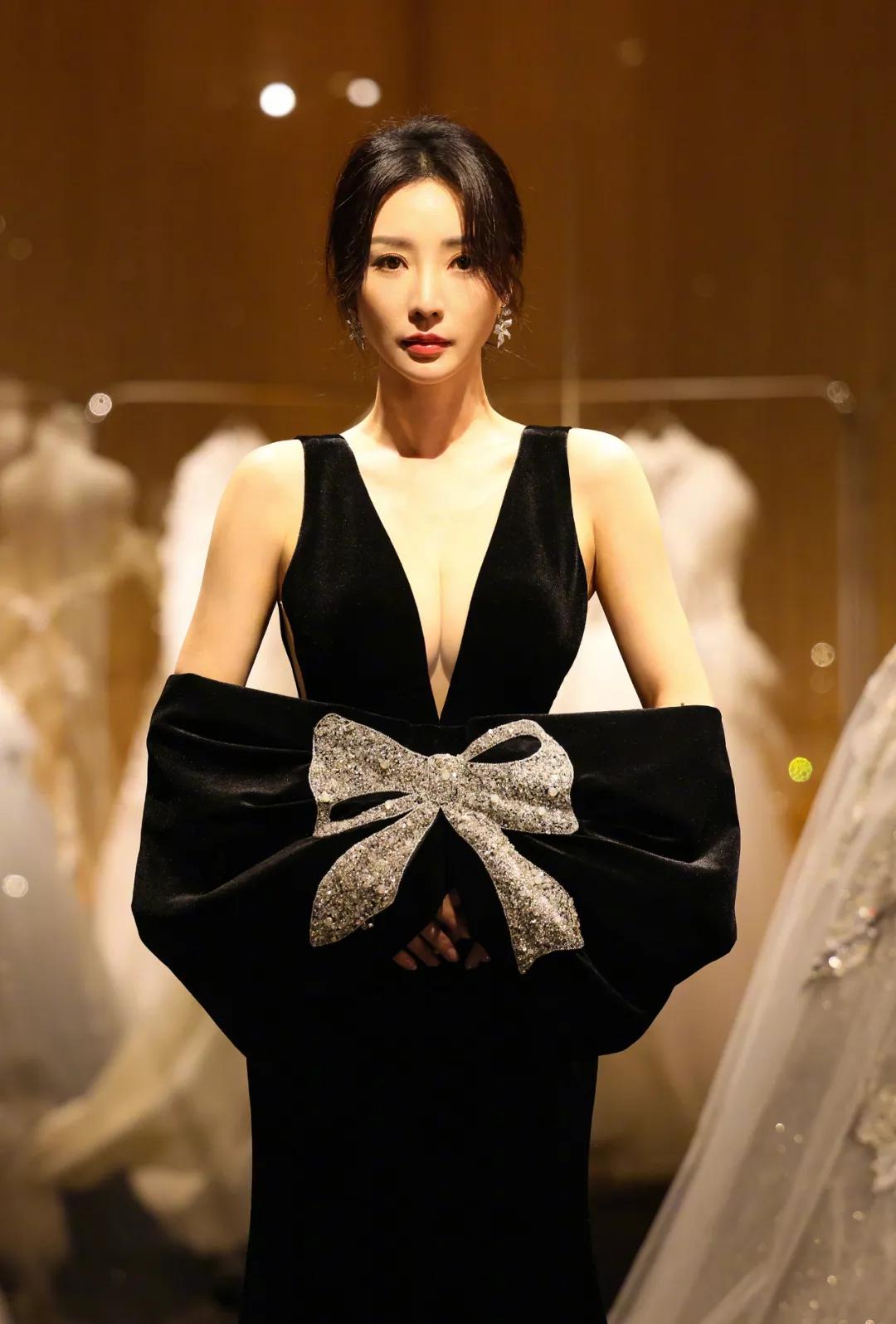 柳岩深v长裙性感惊艳,不愧是蜜桃尤物的代表