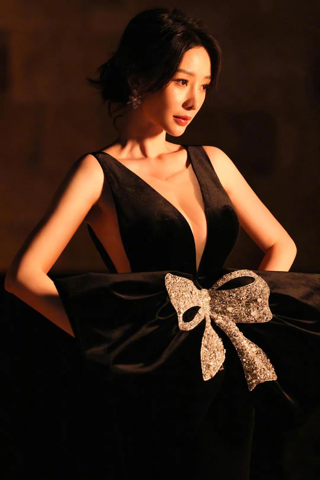 柳岩深v长裙性感惊艳,不愧是蜜桃尤物的代表